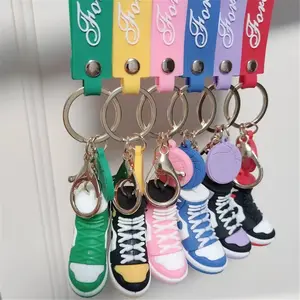 Grosir Perlengkapan Kerajinan Logo Kustom 3D Sepatu Keyring Mode Lucu Sepatu Olahraga Gantungan Kunci Wanita Pria Logam Tali Pergelangan Tangan Gantungan Kunci