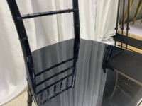 Chaise de mariage moderne noire Chiavari en résine acrylique transparente pour fêtes, événements et banquets
