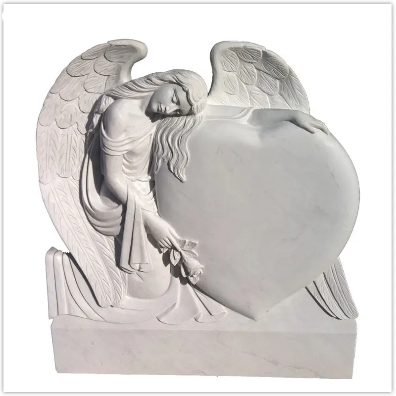 Látigo de mármol blanco con escultura de Ángel arrodillado y corazón