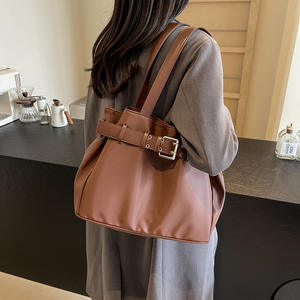 Nouveau sac fourre-tout élégant et spacieux, sac à bandoulière pour femme avec boucle, sac sous le bras, sac à main pour femme de niche et haut de gamme. - Product Image 1