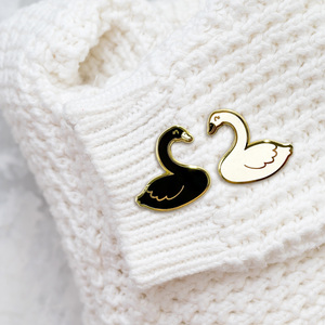 Spilla in metallo smaltato personalizzata con logo, design coppia di cigni, senza minimo d'ordine, all'ingrosso - Product Image 1