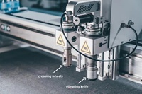 Machine de découpe automatique de tissu CNC motorisée avec couteau oscillant pour la découpe de PVC, de mousse et de cuir YINENG TECH 220V/380V
