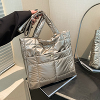 Sac fourre-tout matelassé en nylon tendance avec fermeture éclair, grande capacité, design doux et matelassé, sac de voyage portable, sac bandoulière