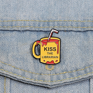 Épingle INSPIRÉE DE <span class=keywords><strong>BUFFY</strong></span>, la CHEVALIERE DES VAMPIRES, KISS, la BIBLIOTHECAIRE - Product Image 1