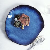 Assiette en grès rustique de forme irrégulière faite à la main ensemble d'assiettes à dîner en céramique de poterie de glaçure réactive bleue pour Restaurant