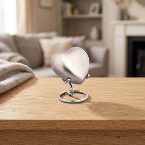 Urne funéraire pour animaux de compagnie en acier inoxydable en forme de cœur, design moderne, durable, pour commémorer les animaux. - Product Image 4