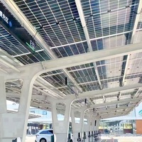 Garage solaire avec auvent de suivi solaire à double axe pour usage résidentiel