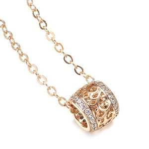 Collana con Pendente in Cristallo Placcato Oro di Lusso, Catena a Maglie per Uso Quotidiano da Donna, Finitura 18K con Incastonatura a Castone - Product Image 1