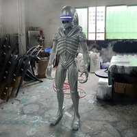Sculpture extérieure grandeur nature de personnage de film en forme d'extraterrestre avec éclairage LED, sculpture en fibre de verre sur pied