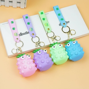 Vente en gros de porte-clés en silicone 3D en forme d'ananas, porte-clés kawaii, dessin animé, chaîne de décoration pour sac à dos - Product Image 2