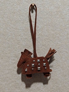 Porte-clés personnalisé Cheval de guerre en cuir PU, pendentif de sac Poney, porte-clés de voiture, porte-clés Cheval de guerre style punk à rivets - Product Image 6