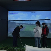 Centre d'expérience de simulateur de golf intelligent en salle, équipement de divertissement interactif à grande échelle pour sites sportifs, fabricant unique