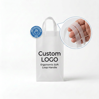 Sac en plastique givré personnalisé avec logo de marque et poignée souple pour boutique de vêtements, magasin de cosmétiques, emballage de vente au détail