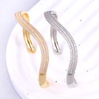 Bracelet ouvert luxueux à trois rangs de zircons en forme de vague, accessoire de mode féminin, idéal pour les rendez-vous et les banquets, personnalisable