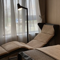 Fauteuil simple de style nordique moderne italien, en tissu, avec structure inclinable en acier inoxydable et cadre en bois de bouleau, pour salon