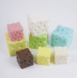 Jouet anti-stress en mousse PU à logo personnalisé, en forme de pain au fromage, à rebond lent, pour soulager l'anxiété, idéal comme cadeau promotionnel - Product Image 1