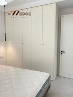 Armoire murale minimaliste moderne avec colonne d'affichage ouverte noire, panneau cannelé LED et porte crème