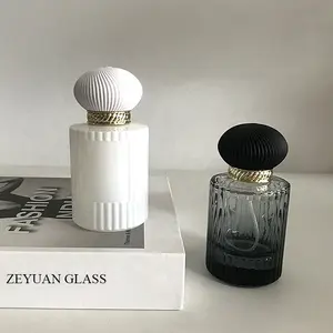 60ml Refillable इत्र कांच की बोतल गोल आकार ढाल काले/सफेद रंग पेंच गर्दन काली टोपी के साथ इत्र की शीशी
