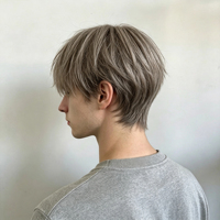 La peluca para hombre de color gris claro, de estructura cuidadosamente definida, está hecha de fibras suaves, esponjosas y fáciles de cuidar, y es adecuada para el uso diario.