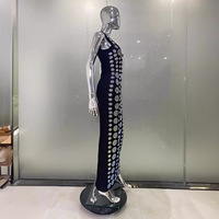 Robe fourreau longue élégante noire sans dos à bretelles en V ornée de diamants sans manches pour femme, idéale pour les anniversaires et les soirées