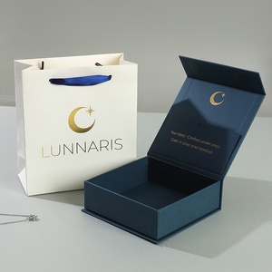 Scatola Magnetica Blu Navy con Chiusura a Ribalta per una Narrativa Visiva Professionale, Ideale per l'Efficiente Scalamento del Branding all'Ingrosso - Set Cofanetto - Product Image 1
