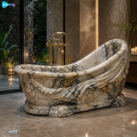 Baignoire autoportante de luxe en marbre, sur mesure, avec décor floral sculpté à la main et tissu drapé pour salle de bain de villa