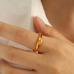 แหวนเปิดรูปตัว C ทรงเรขาคณิตแบบมินิมอลสีทอง ของขวัญเครื่องประดับแฟชั่นสำหรับทุกเพศ - Product Image 4