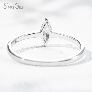 Anillo de Compromiso Solitario Unisex de Oro Blanco de 18K con Diamante Cultivado en Laboratorio de Corte Marquesa de 0.21ct y 3*6mm, Color D Clásico, Starsgem - Product Image 4