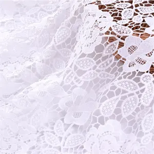 뜨거운 판매 우아한 3D 꽃 디자인 우유 실크 100% 폴리 에스터 화이트 웨딩 자수 레이스 패브릭