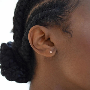 ROXI Boucles d'oreilles minimalistes plaquées or 18 carats avec quatre mini-billes - Product Image 4