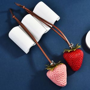 Porte-clés Fraise Juteuse 3D Été 2025 – Breloque de Sac Tendance pour Sacs à Main/Sacs Fourre-tout - Product Image 1