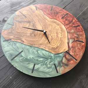 Reloj de Pared de Resina y Madera Hecho a Mano, Duradero, Elegante, Funcional, Estilizado y Decorativo, Ideal para Sala de Estar o Dormitorio - Product Image 1