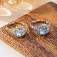 Bague plaquée or éblouissante et charmante avec cabochon en pierre de lune, halo de zircone cubique, grappe triangulaire et perles serties, bijou pour femme, cadeau