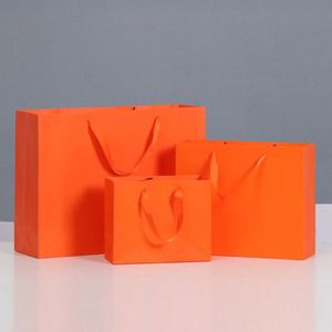 ถุงกระดาษช้อปปิ้งของขวัญ KM Promotional OEM ผลิตในจีน ขายส่ง พิมพ์โลโก้ตามสั่ง พร้อมริบบิ้นตกแต่ง รีไซเคิลได้ ใช้ในซูเปอร์มาร์เก็ต - Product Image 4