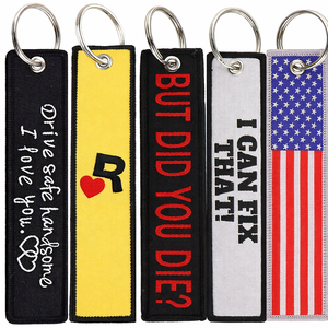 Venta al por mayor de llaveros de tela bordados con bandera de doble cara y patrón de letras, llaveros personalizados con eslogan, llaveros tejidos a medida. - Product Image 1