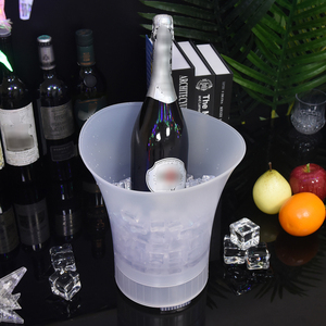 Festa su misura Design classico chiaro 5L <span class=keywords><strong>led</strong></span> secchielli per il ghiaccio con altoparlante a denti blu in plastica birra vino Champagne contenitore per il ghiaccio