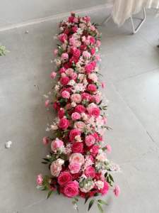 Camino de Mesa de Flores Artificiales de Seda en Degradado Rosa Intenso |   Creador de Ambiente Moderno de Alta Calidad para Escenas de Boda - Product Image 1