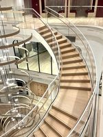 Escalier en acier à double poutre avec marches et main courante en acier inoxydable pour décoration intérieure