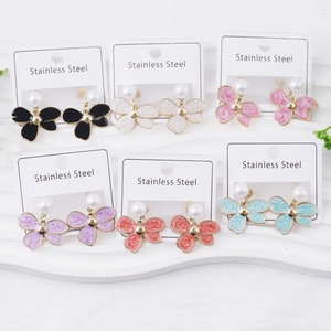Boucles <span class=keywords><strong>d</strong></span>'oreilles clous en acier inoxydable couleur titane avec fleurs émaillées pour femmes, bijoux de mode vintage minimalistes en acier inoxydable, vente en gros - Product Image 1