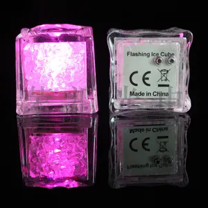 Glaçons LED luminescents conducteurs d'eau Décoration de fête clignotante avec glaçon PS en plastique coloré