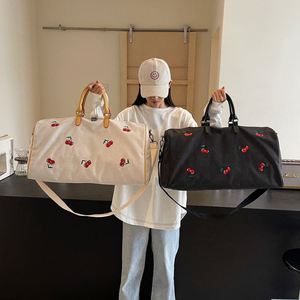 Sac de voyage portable grande capacité imprimé cerises, idéal pour le rangement des vêtements, sac fourre-tout pour femmes, sacs de voyage d'extérieur – Offre Spéciale - Product Image 4