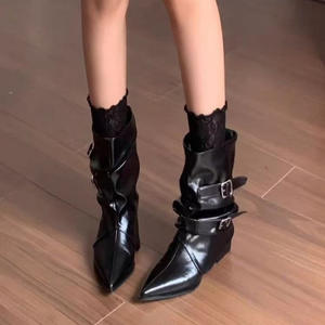 รองเท้าบูทผู้หญิงทรงหัวแหลมสไตล์เรโทรปี 2026 ดีไซน์จีบแบบมีสไตล์  หนังนุ่มใส่สบาย  ทรงกระบอก  ช่วยให้ขาดูเรียวเล็ก - Product Image 2