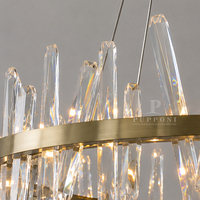 Grand lustre circulaire en cristal avec source LED dimmable et cadre en laiton brossé pour espaces résidentiels