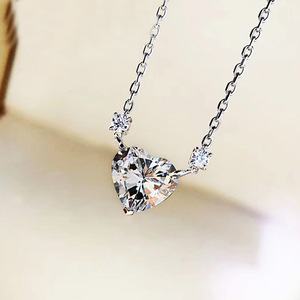 Collana con Diamante Taglio Cuore e Diamanti Laterali, Gioiello Romantico da Donna per Uso Quotidiano, Diamante Naturale Colore G - Product Image 1