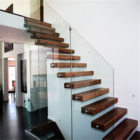 Escalier flottant sur mesure avec marches en chêne et garde-corps en verre contemporain