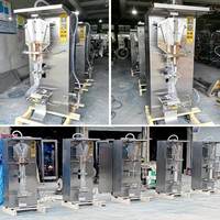 Machine de remplissage et d'étiquetage verticale automatique de haute précision pour sachets de jus de coco de 50 ml, avec moteur PLC, pour liquides et emballages en plastique