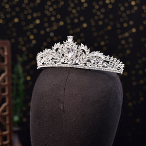 มงกุฎอัลลอยด์สุดหรูสำหรับงานวันเกิดงานแต่งงานพร้อมคริสตัลและไรน์สโตนเครื่องประดับผมชุบทองสำหรับพิธีราชาภิเษก - Product Image 2