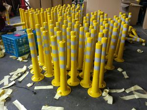 عمود تحذير مرن للمرور من البلاستيك عالي الكثافة بلون برتقالي وأصفر عاكس للضوء بطول 75 سم ووزن 530 جرام - Product Image 6