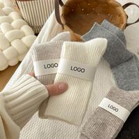 Chaussettes en laine personnalisées en gros pour femmes, chaussettes d'hiver douces et chaudes, rayées, respirantes, antidérapantes, avec bordure renforcée