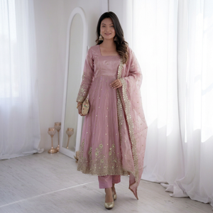 Traje Anarkali Rosa Bordado con Dupatta, Traje Tradicional Indio Pakistaní para Mujer, Largo hasta el Tobillo, Manga Larga, de Seda, para Fiestas - Product Image 1